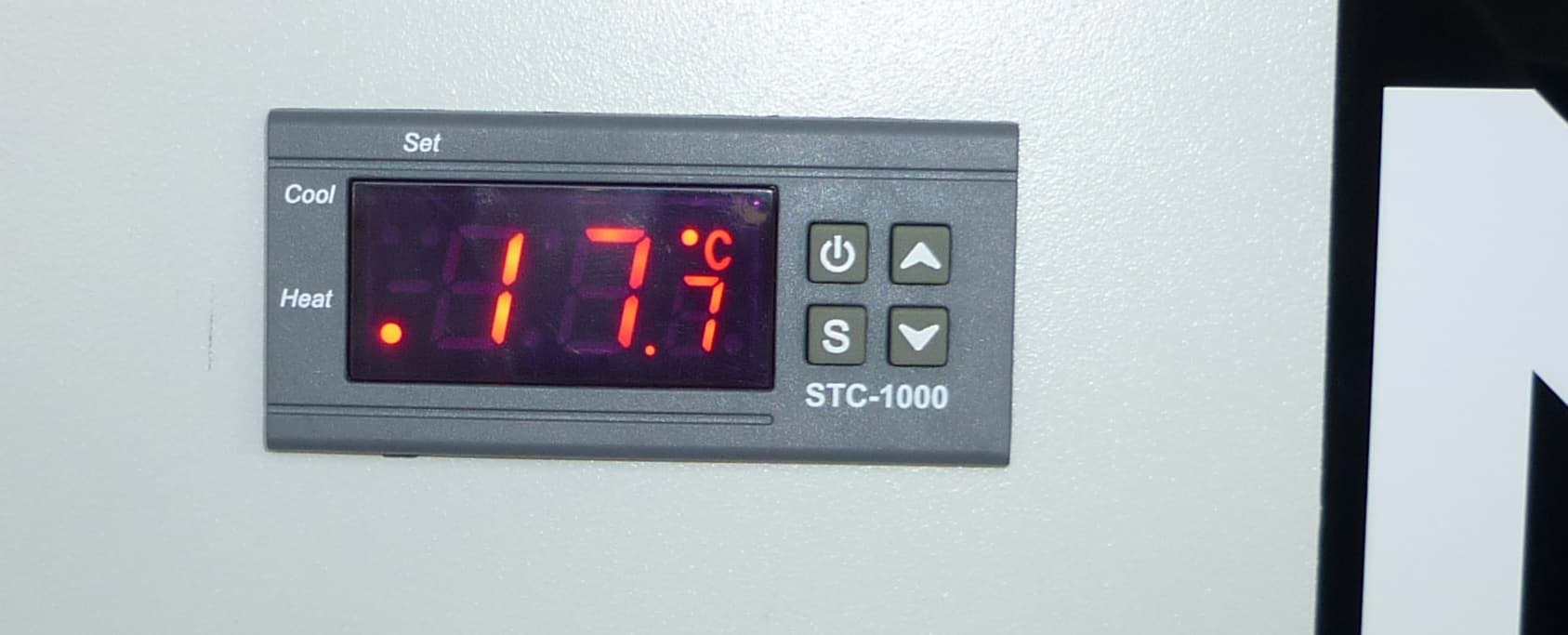 In der Serverschranktür implementiert die digitale Temperaturanzeige